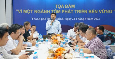 Ông Nguyễn Hoàng Anh, Chủ tịch Hiệp hội Tôm giống Bình Thuận, Chủ tịch Tập đoàn Nam Miền Trung phát biểu tại buổi tọa đàm