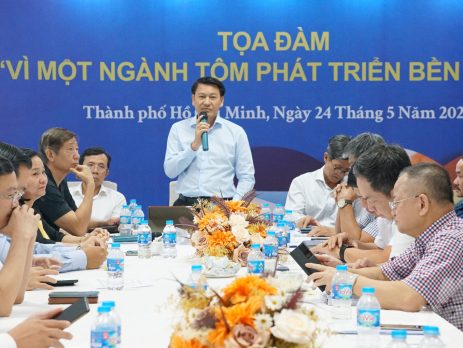 Ông Nguyễn Hoàng Anh, Chủ tịch Hiệp hội Tôm giống Bình Thuận, Chủ tịch Tập đoàn Nam Miền Trung phát biểu tại buổi tọa đàm